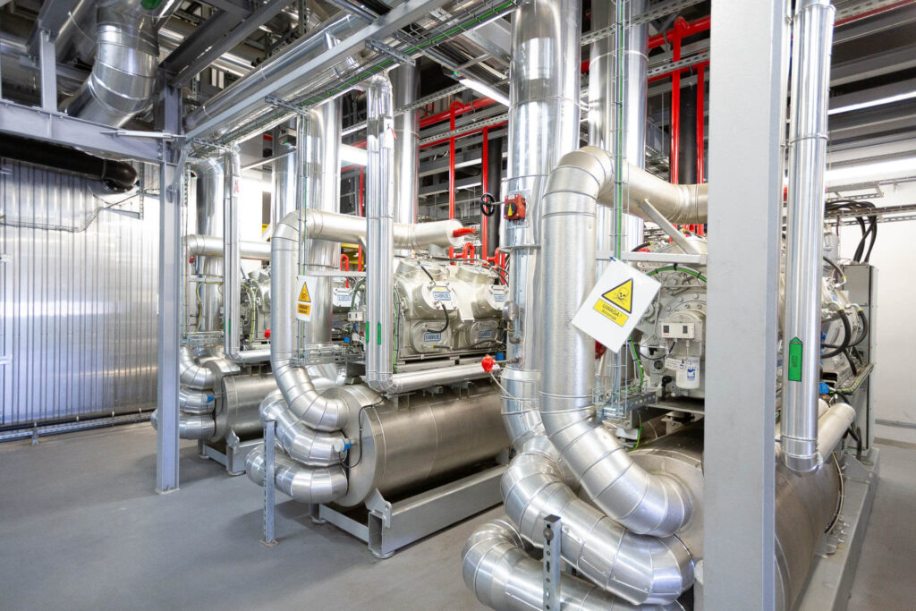 Jak dobrze zaplanować instalację elektryczną w biurowcu lub hali produkcyjnej?
