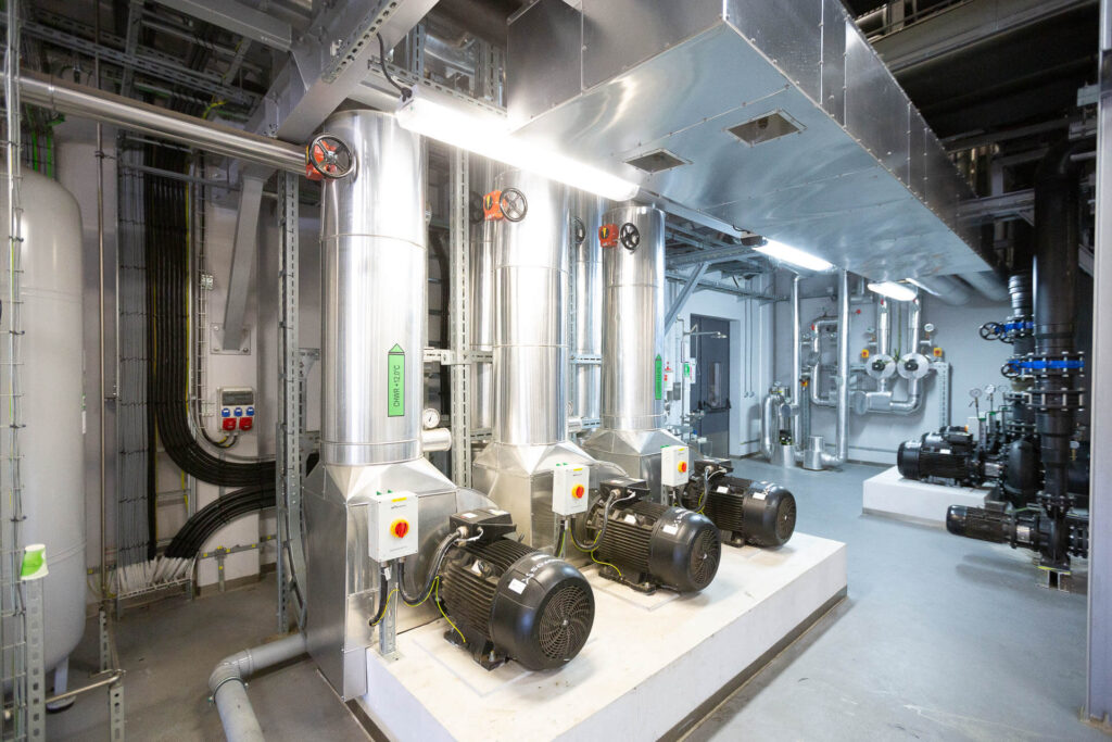 Jak dobrze zaplanować instalację elektryczną w biurowcu lub hali produkcyjnej?